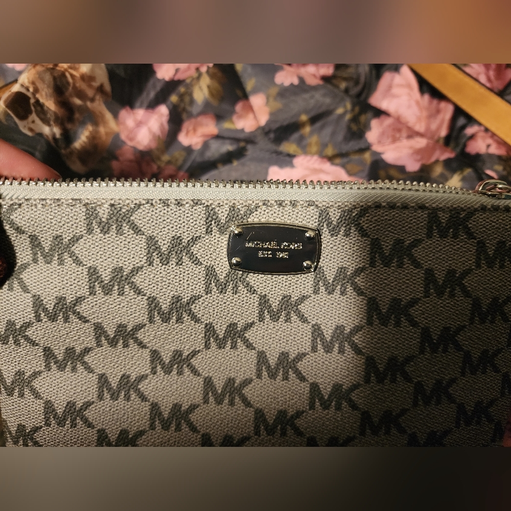Micheal Kors Belt connected wallet